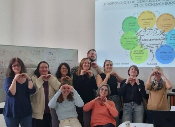 AtoutDys, foto des membres de l'association, parue dans Le Progrès